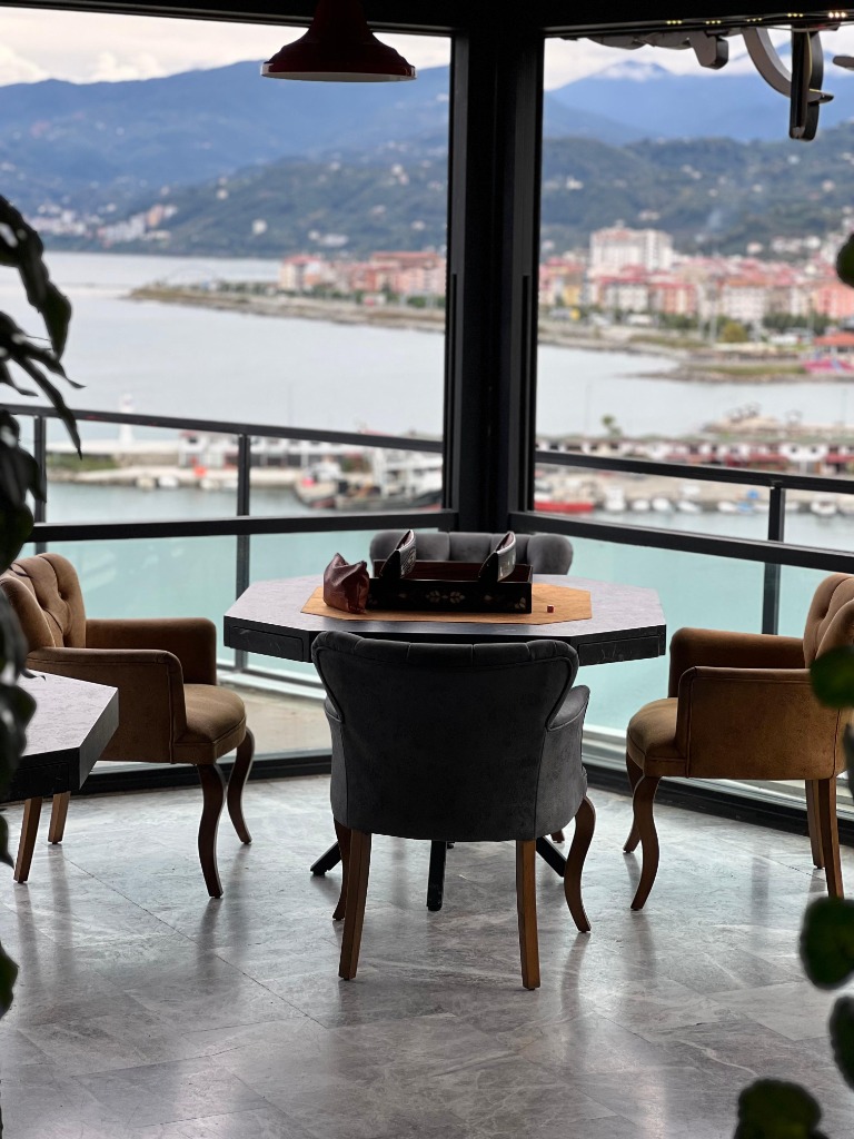 Balkon Cafe modern okey masası salonu